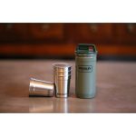 ست شات مدل Adventure Stainless Steel رنگ سبز بر روی میز